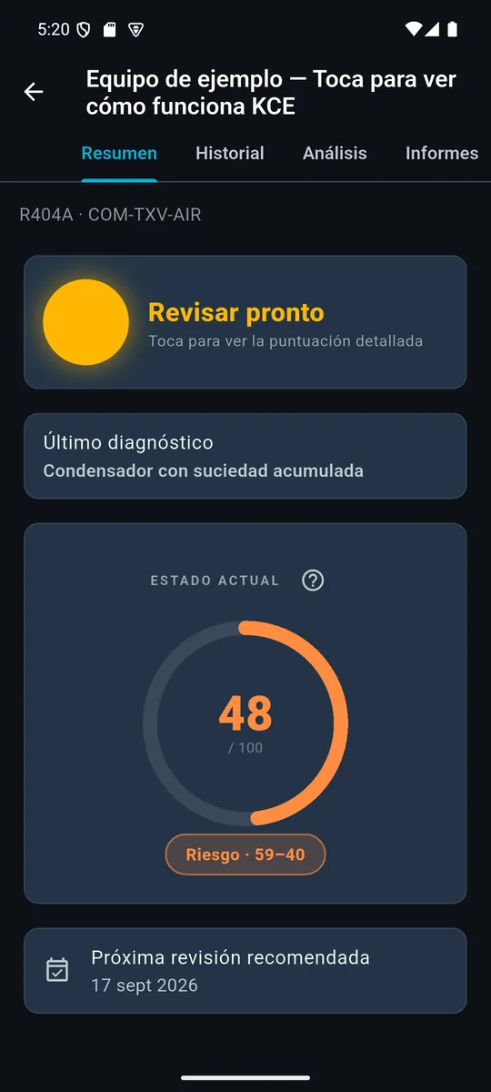 Pantalla real de KCE — Historial por equipo: Puntuación de estado, último diagnóstico y próxima revisión recomendada.